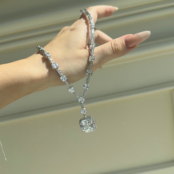 Dua Lipa’s MET Necklace - Picture 3 of 5